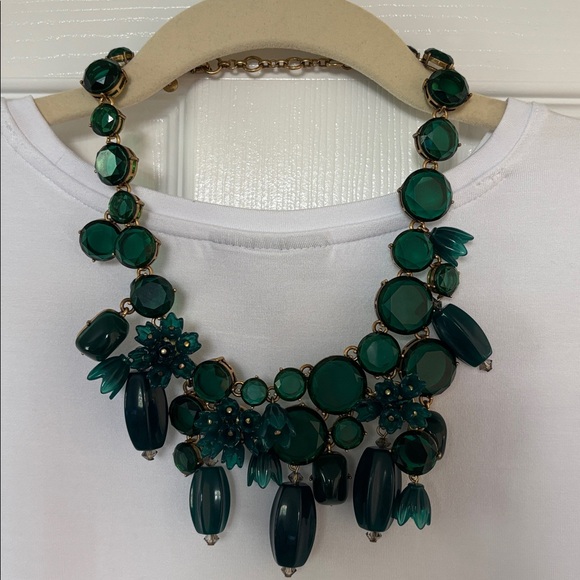 Elegant Green Statement Necklace - Picture 12 of 13